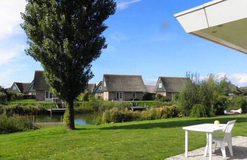 Makkum House | Detached 4-person Star bungalow with bathtub, jetty, and spacious yard at Beach Resort Makkum on the IJsselmeer.