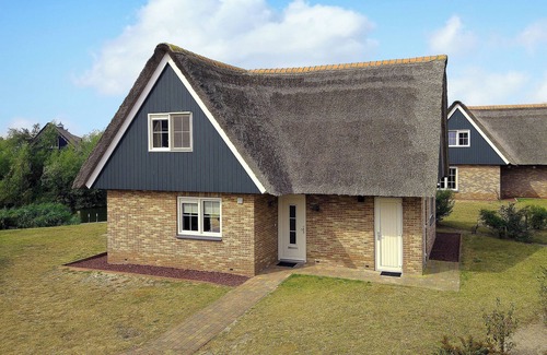 Makkum Cabin | Detached Beachvilla for 8 people with a yard, 4 bedrooms, and the option of a location on open water at Beach Resort Makkum.