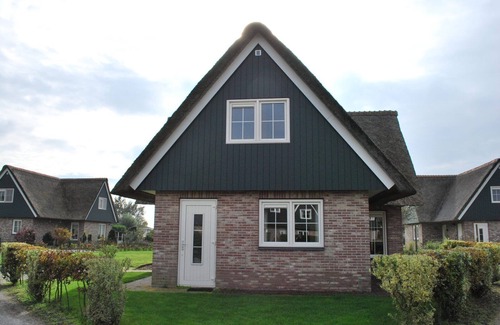 Makkum Cabin | Detached Beachvilla for 8 people with a yard, 4 bedrooms, and the option of a location on open water at Beach Resort Makkum.