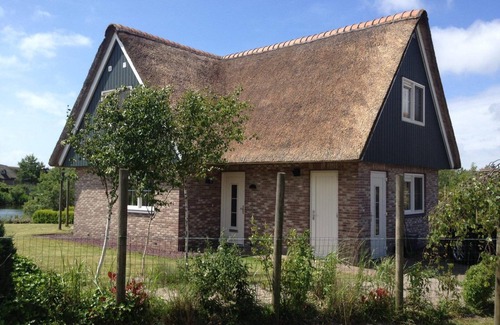 Makkum Cabin | Detached Beachvilla with a large yard, two bathrooms, and the option for a location on the open water at Beach Resort Makkum.