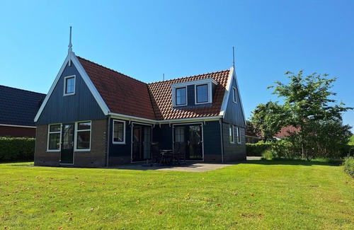 West-Graftdijk House | Detached bungalow with 3 bedrooms, 2 bathrooms and a sauna