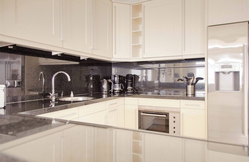 Makkum Cabin | Detached Dijkvilla with a panoramic view of the IJsselmeer, private wellness facilities, and a large patio at the luxurious Beach Resort Makkum.