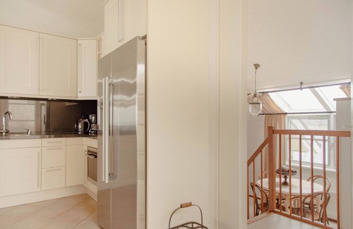 Makkum Cabin | Detached Dijkvilla with a panoramic view of the IJsselmeer, private wellness facilities, and a large patio at the luxurious Beach Resort Makkum.