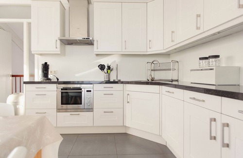 Makkum Cabin | Detached Dijkvilla with a large patio, a panoramic view of the IJsselmeer, and three bedrooms at the luxurious Beach Resort Makkum.