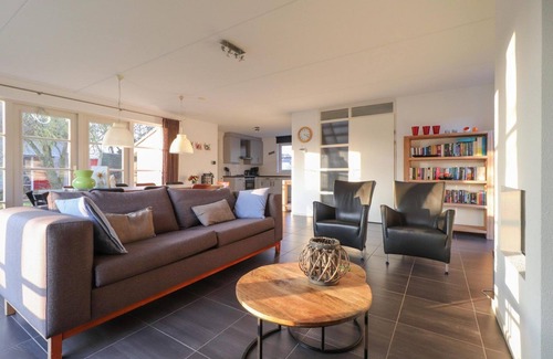 Makkum Cabin | Detached dune villa with a spacious yard, bathtub, and two patios close to the beach at Beach Resort Makkum.