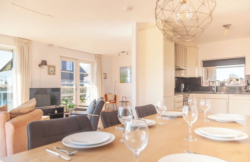 Makkum Cabin | Detached fisherman's villa for 6 persons with a patio above the water, bathtub, and jetty at Beach Resort Makkum in Friesland.