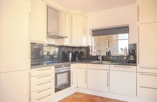 Makkum Cabin | Detached fisherman's villa for 6 persons with a patio above the water, bathtub, and jetty at Beach Resort Makkum in Friesland.