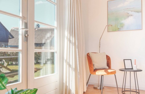 Makkum Cabin | Detached fisherman's villa for 6 persons with a patio above the water, bathtub, and jetty at Beach Resort Makkum in Friesland.