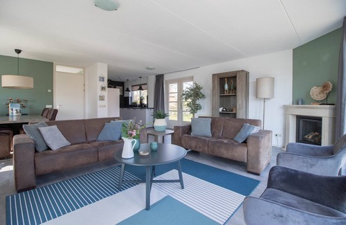 Makkum Cabin | Detached fisherman's villa with sauna, bathtub, and patio above the water at Beach Resort Makkum on the IJsselmeer.