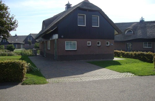 Makkum Cabin | Detached fisherman's villa with sauna, bathtub, and patio above the water at Beach Resort Makkum on the IJsselmeer.