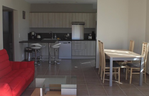 Saint-Quentin-la-Poterie House | Detached single storey house