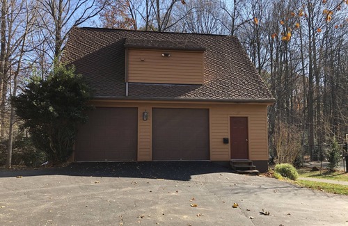 Vienna Apartment | Detached Garage Apt, Private Entrance, High Speed FIOS, Safe Location, Parking.