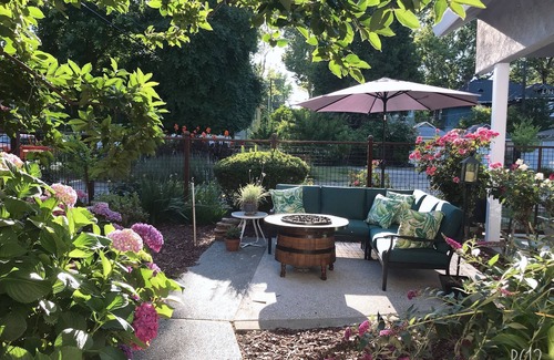 Boulevard Park Cottage | Detached Guest Cottage Backs to Private Park In Midtown Sacramento