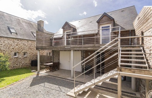 Regnezville-sur-Mer Apartment | Detached House with Terrace and Pets Allowed