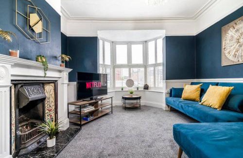 Wellingborough House | Detached House - Central Location - Free Parking, Pool Table, Fast WiFi & Smart TV with PS4 and Netflix by Yoko Property