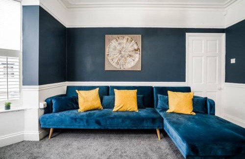 Wellingborough House | Detached House - Central Location - Free Parking, Pool Table, Fast WiFi & Smart TV with PS4 and Netflix by Yoko Property