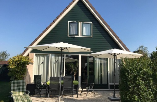 Sint Maarten House | Detached house in a holiday park with a fishing lake
