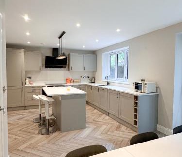 Horley Apartment | Detached House near Gatwick Airport