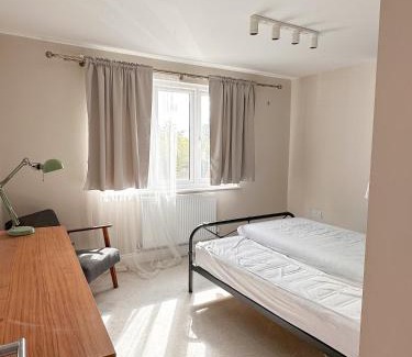 Horley Apartment | Detached House near Gatwick Airport