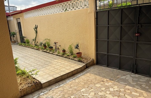 Abidjan House | DETACHED HOUSE WITH GARDEN IN QUIET, SAFE STREET CLOSE TO SHOPS