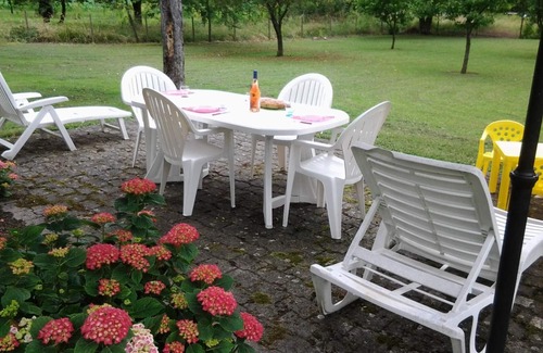 Bransat Cottage | Detached house with garden and fireplace