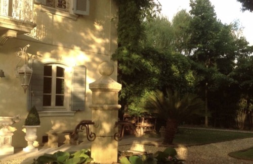 Lido di Camaiore Villa | Detached villa with swimming pool and jacuzzi and outbuilding