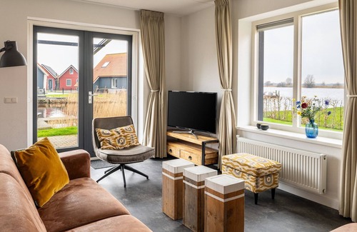 Echtenerbrug Villa | Detached waterside holiday home with 3 bedrooms