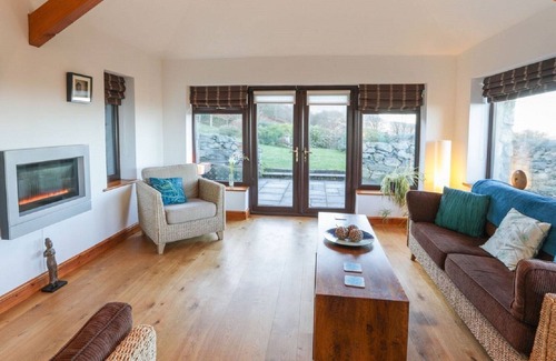 Bangor House | Detached Welsh Cottage. Quiet location with mountain & sea views. Sleeps 7.