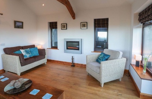 Bangor House | Detached Welsh Cottage. Quiet location with mountain & sea views. Sleeps 7.