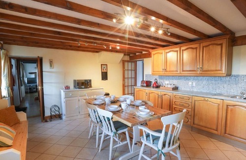Bangor House | Detached Welsh Cottage. Quiet location with mountain & sea views. Sleeps 7.