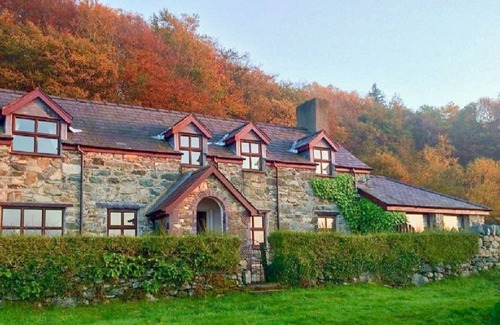 Bangor House | Detached Welsh Cottage. Quiet location with mountain & sea views. Sleeps 7.