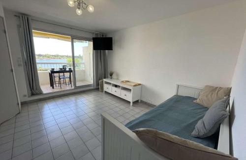 Saint-Andre-Lachamp Apartment | Deux pièces rénové avec terrasse, parking privé à Port Camargue - FR-1-250-173