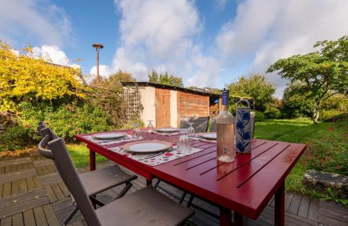 Sarzeau House | Devant le Château de Suscinio