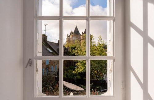 Sarzeau House | Devant le Château de Suscinio