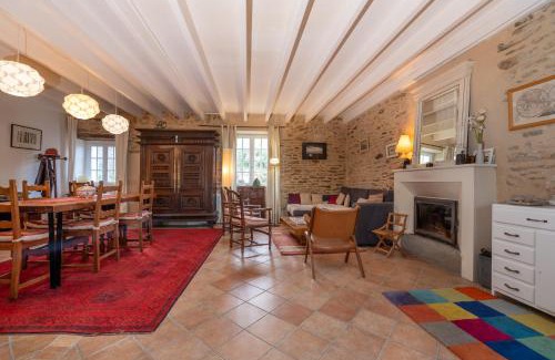 Sarzeau House | Devant le Château de Suscinio