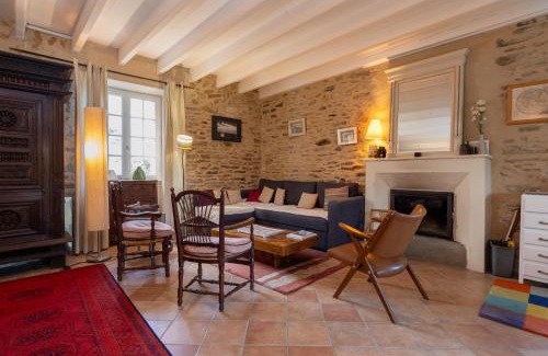 Sarzeau House | Devant le Château de Suscinio