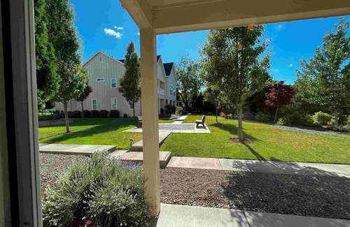 Jacksonville House | Deven's Cottage, Cozy 2-bedroom townhome in Jacksonville with AC, WiFi, office