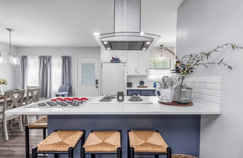Mary Esther House | Deville: Fully Fenced, Smart TVs, Near 2 Beaches