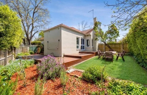 Lake Wendouree House | Devon by the lake - A bright light filled home right in the heart of Ballarat