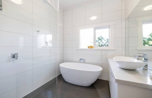 Lake Wendouree House | Devon by the lake - A bright light filled home right in the heart of Ballarat