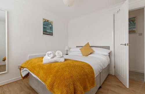 Pembroke Ski Chalet | Dewis Da - Short walk from beach parking