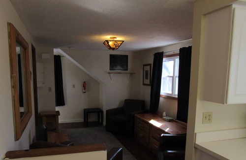 Wading River House | DeWolfe Hall West Apartment with access to LI Sound
