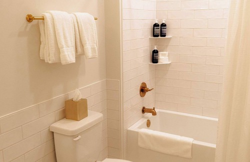 Elk Rapids Apartment | Dexter Suite - 2 Queen Beds | Sleeper Sofa