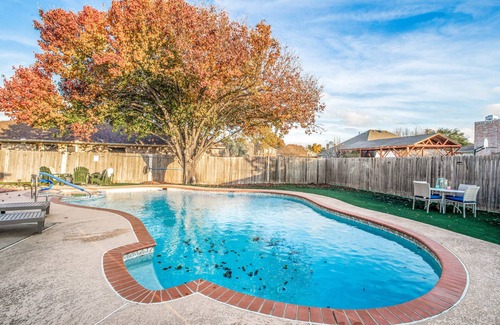 South Arlington House | DFW Fun ~ Heated Pool/Spa ~ Airport/Six Flags/UTA- Great for Large Groups