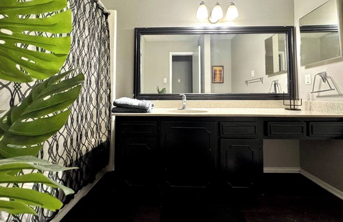 Bedford House | DFW Townhome w/Garage access 15 min from airport