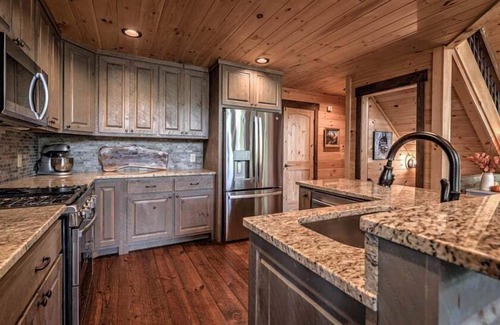 Hemp Cabin | Dialed Inn- Pet Friendly | Dock on Private Lake | Arcade Games