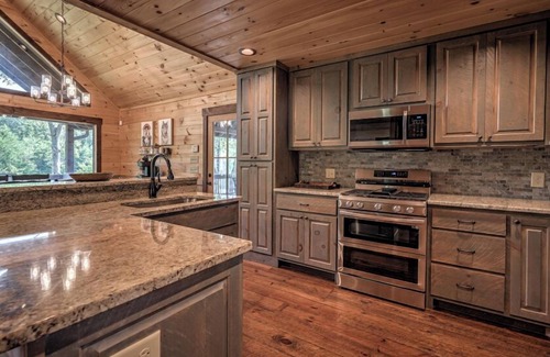 Hemp Cabin | Dialed Inn- Pet Friendly | Dock on Private Lake | Arcade Games
