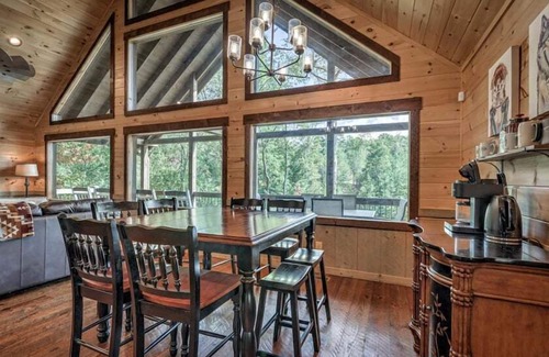 Hemp Cabin | Dialed Inn- Pet Friendly | Dock on Private Lake | Arcade Games