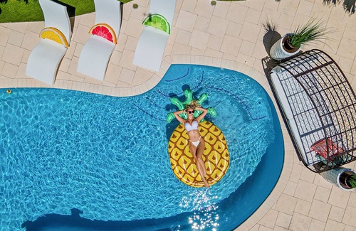 Central Fort Lauderdale House | DIAMOND ESTATES: FT LAUDERDALE - 4 QUEEN, 2 FULL, 2 FULL BATH, POOL & PATIO AREA