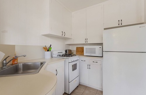 Diamond Head - Kapahulu - St. Louis Apartment | Diamond Head | Walkable | AC, WD, Kitchen, Parking